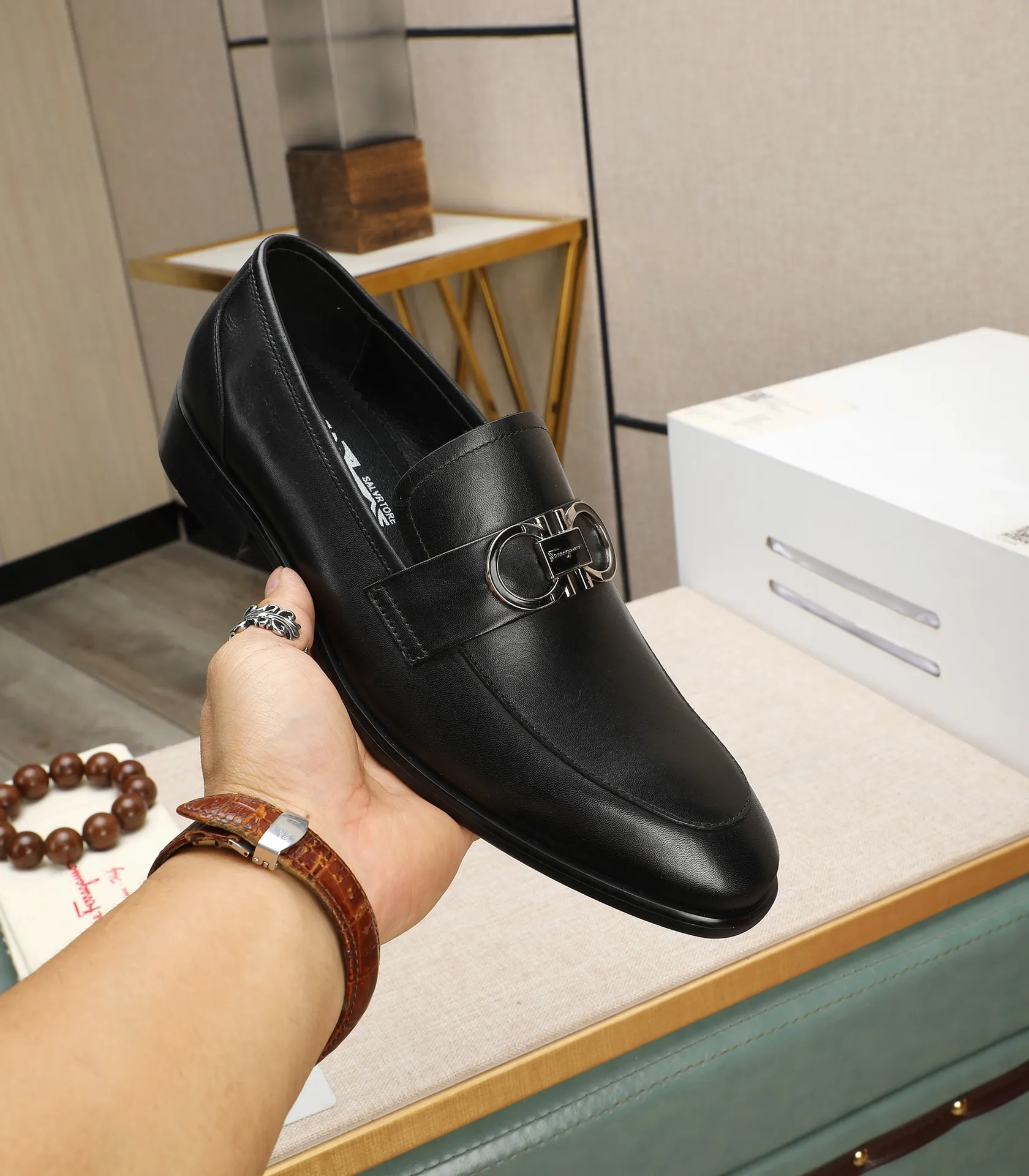 Men's shoes 💰540📛📛(water-dyed cowhide) Salvatore Ferragamo high-end (Salvatore Ferragamo) is the world's top luxury footwear brand. It comes from the fashion kingdom of Italy and is famous all over the world for its traditional handmade design and novel styles...🚶🏻🚶🏻New suit shoes are available simultaneously at the counter. This model is purely handmade. The fabric is imported from Italy's original first-layer cowhide. Soft water-dyed cowhide lining. Original authentic outsole🌀🌀Size: 38➖44 (45 customized)